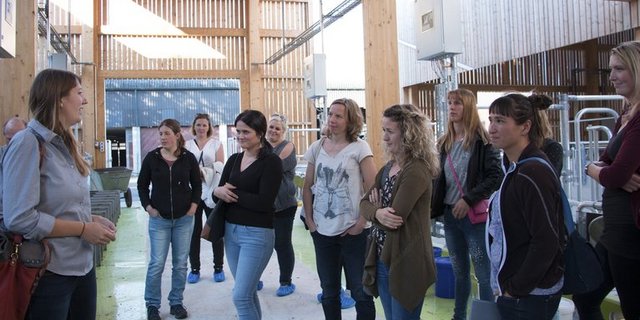 Einige Frauen nahmen anschliessend an den Vortrag an einem Rundgang durch AgroVet am Strickhof teil. (Bilder lid/ed)