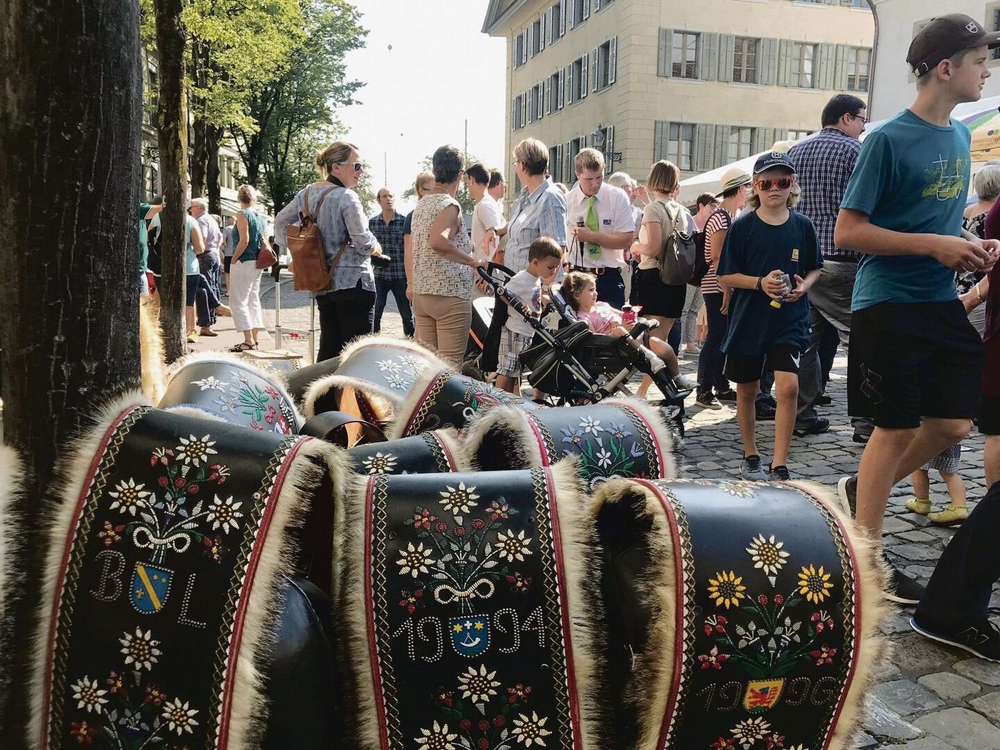 Eine Vertreterin der grünen Partei und eine SVP-Politikerin treffen sich zum Streitgespräch. Daraus entwickelt sich ein Brainstorming aus Ideen, wie man die AP modellieren könnte. Thema ist auch die Pflicht der Stadt, das Land kennenzulernen – und umgekehrt.