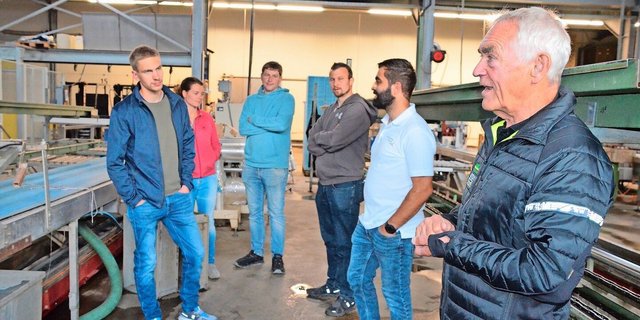 Erwin Gamper (rechts aussen) führte die Mitglieder der Junglandwirte-Kommission durch den Betrieb. 