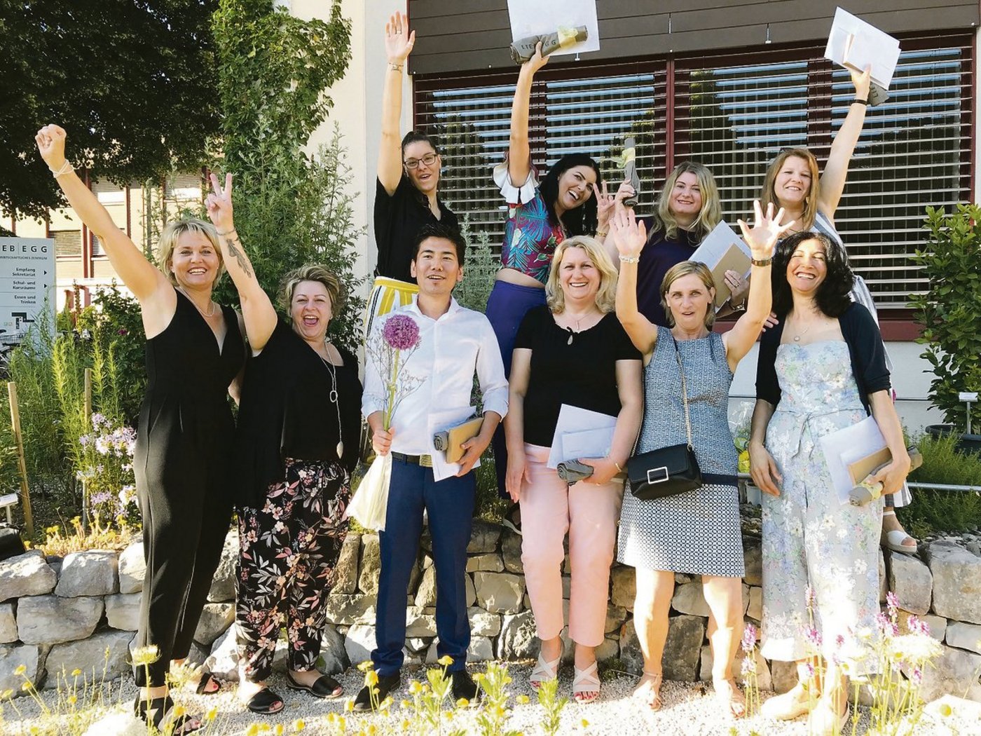 Für das Foto konnten sogar für einen ganz kurzen Moment die Abstandsregeln in den Hintergrund rücken.(Bild LZ Liebegg)