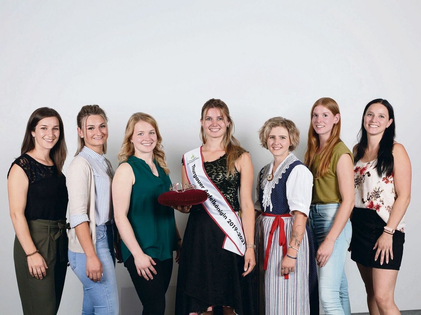 Die amtierende Apfelkönigin Larissa Häberli (Mitte), flankiert von Katja Stadler, Dominque Schori, Alina Betschart, Maxi Renner, Michaela Koch und Francesca Zuberbühler (v. l. n. r.).