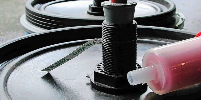 Der aufgesetzte Gärfilter auf dem fest verschlossenen Gärgebinde zeigt den Verlauf der Gärung.