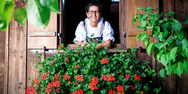 Dass verschiedne Anlässe wegen der Corona-Pandemie abgesagt werden mussten, verschaffte Anita Estermann mehr freie Zeit – z.B. für die «SRF bi de Lüt– Landfrauenküche». (Bild Ueli Christoffel/SRF)