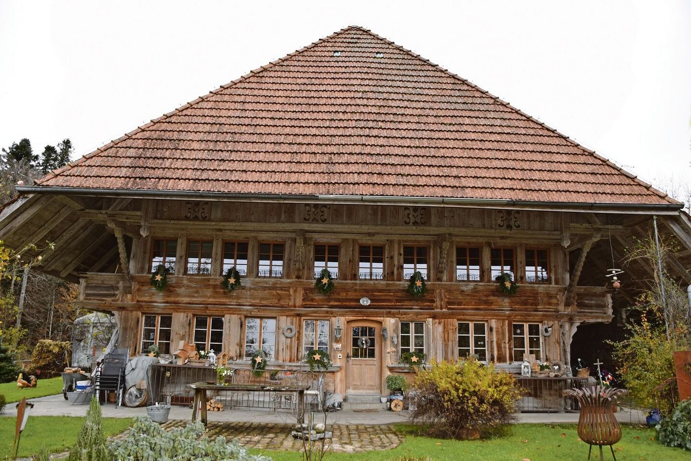 Das schöne Bauernhaus der Familie Bernhard ist mehrere Hundert Jahre alt. Früher hiess es beim Bau, je mehr Fenster, desto mehr Geld habe der Bauer.  
