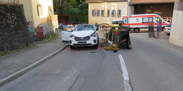 Bei der frontalen Kollision kippte die Kutsche zur Seite, wobei der Kutscher verletzt wurde. (Bild AG)