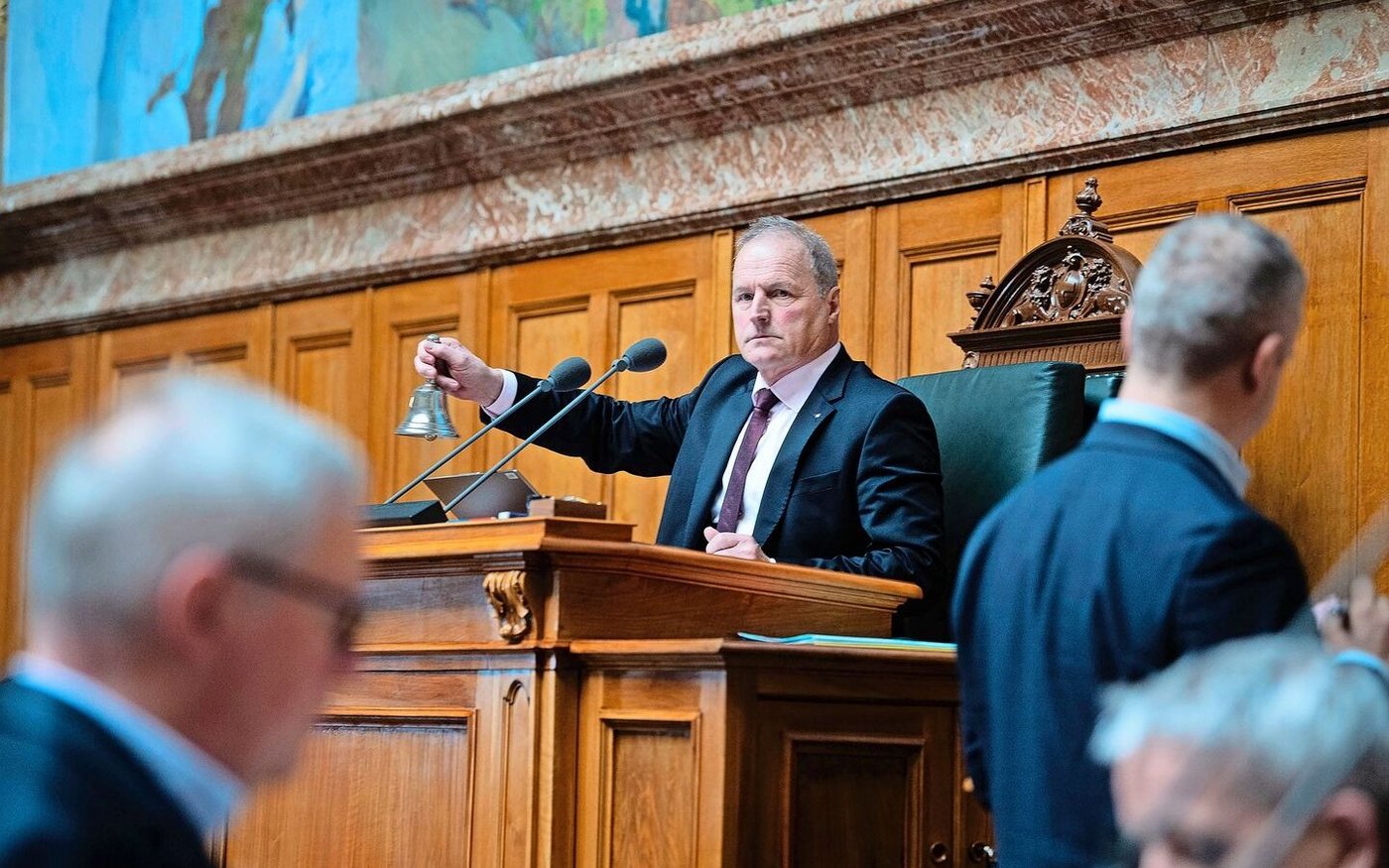 Der Freiburger Meisterlandwirt und Nationalratspräsident Pierre-André Page läutet mit seiner Glocke die Sitzung ein.