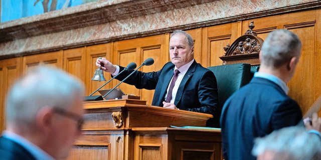 Der Freiburger Meisterlandwirt und Nationalratspräsident Pierre-André Page läutet mit seiner Glocke die Sitzung ein.