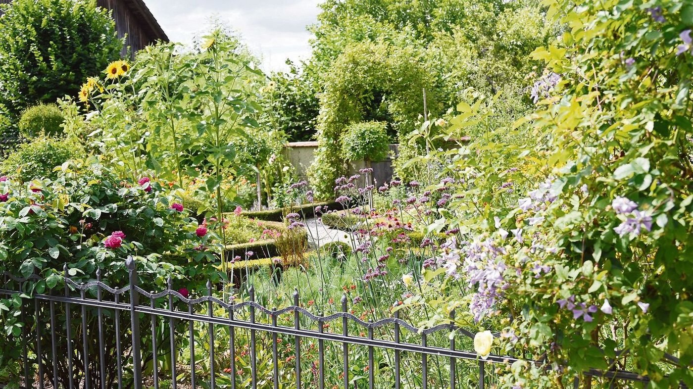 Der Bauerngarten in Utzigen ist eine Augenweide und ein Insektenparadies, auch wenn die Besitzerin, Sandra Flückiger, meint, dass es heuer wetterbedingt nicht so üppig blühe.