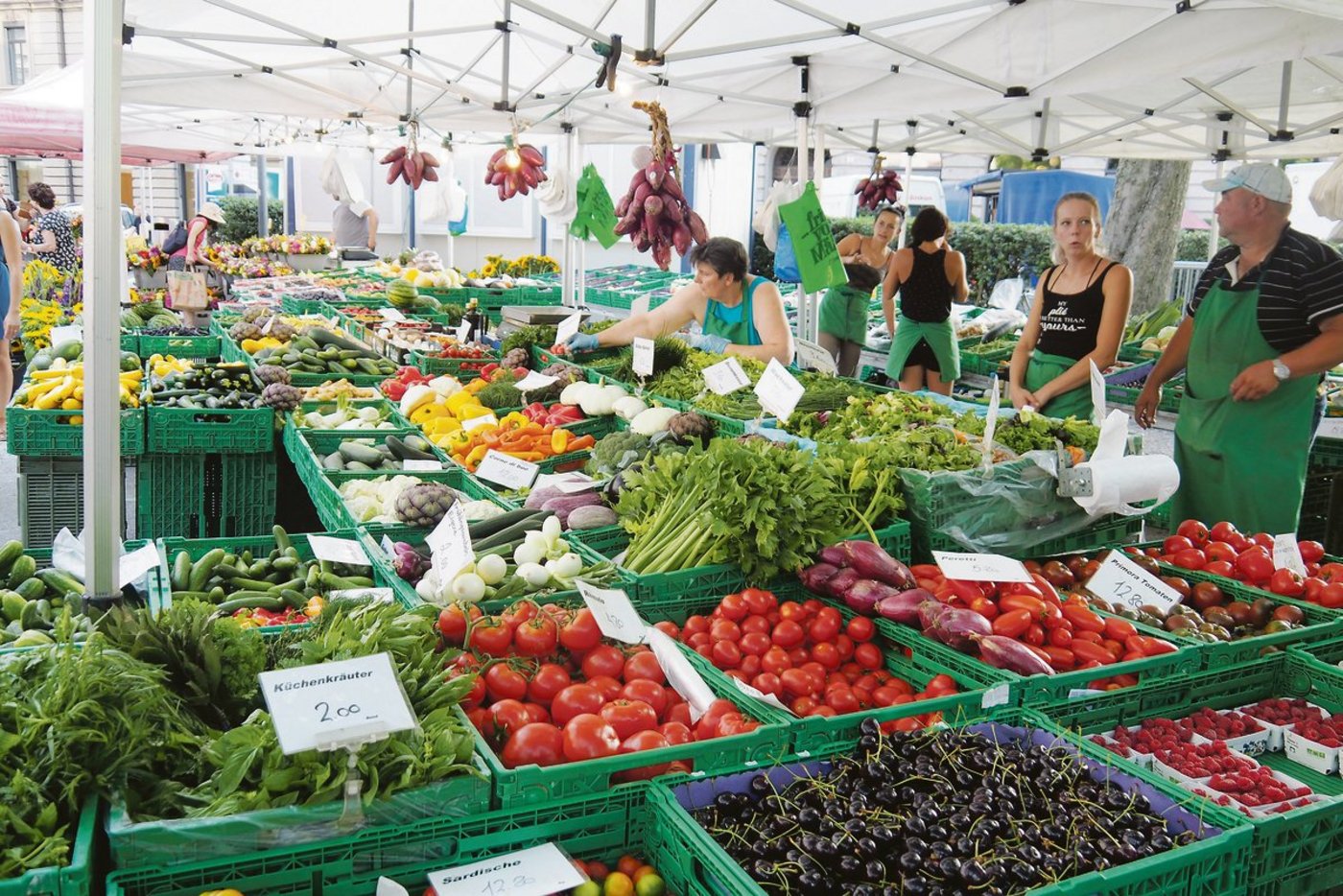 Wer sich an diesem Markt im Zentrum der Stadt Zürich mit saisonalen Produkten eindecken will, hat eine grosse Auswahl.(Bilder Christian Weber)