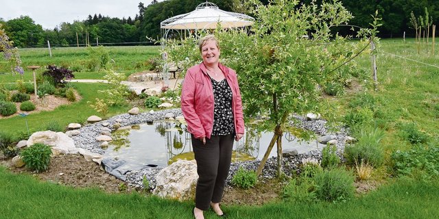 Noch ist im neuen Garten von Doris Marti nicht alles so, wie es soll. Die Familie konnte  vor zwei Jahren ihre lang geplante Siedlung endlich beziehen. (Bild aw)