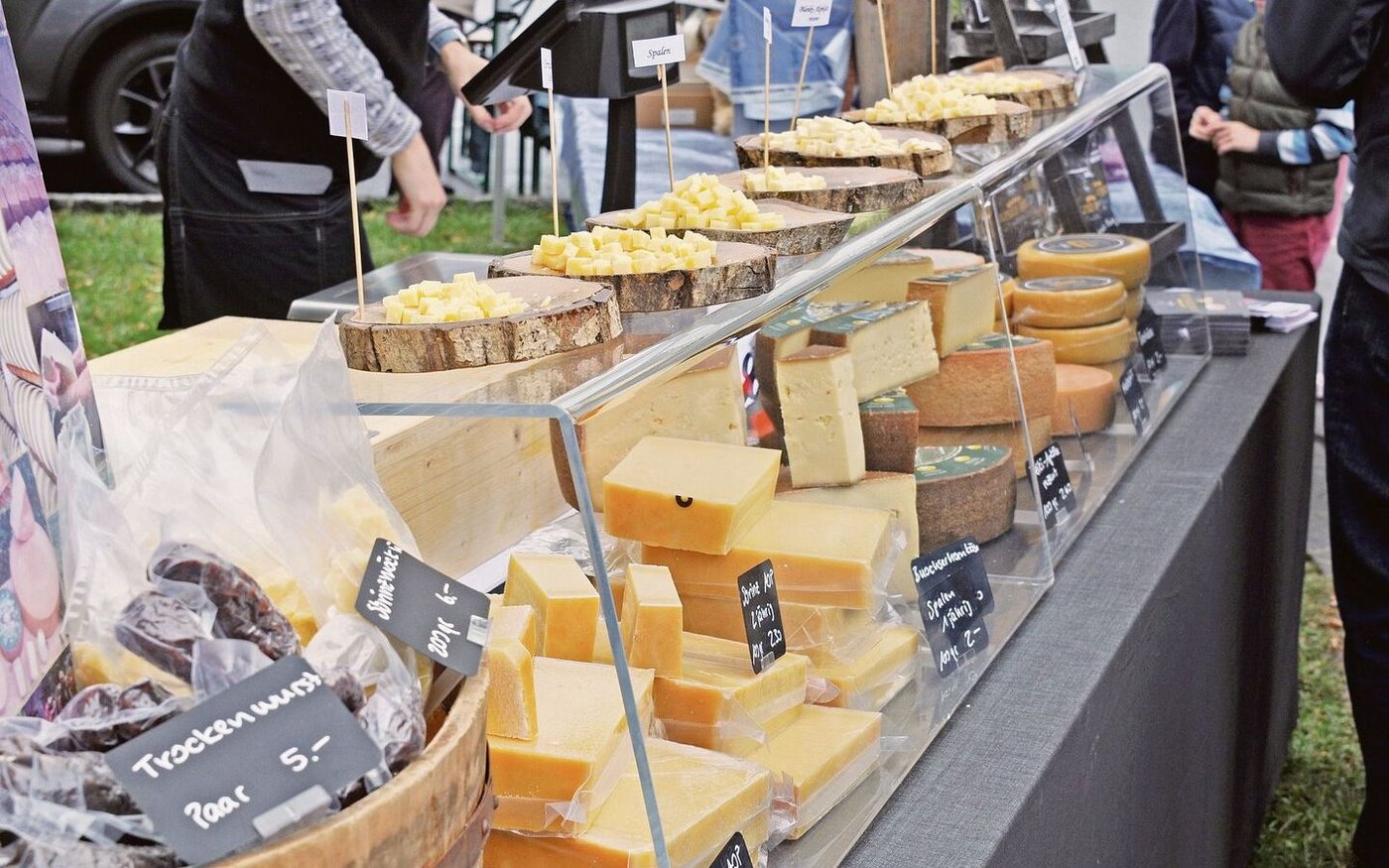 Gemeinsam organisierte Alpabfahrten als Gelegenheit, um die Alpprodukte an die Kundschaft zu bringen.