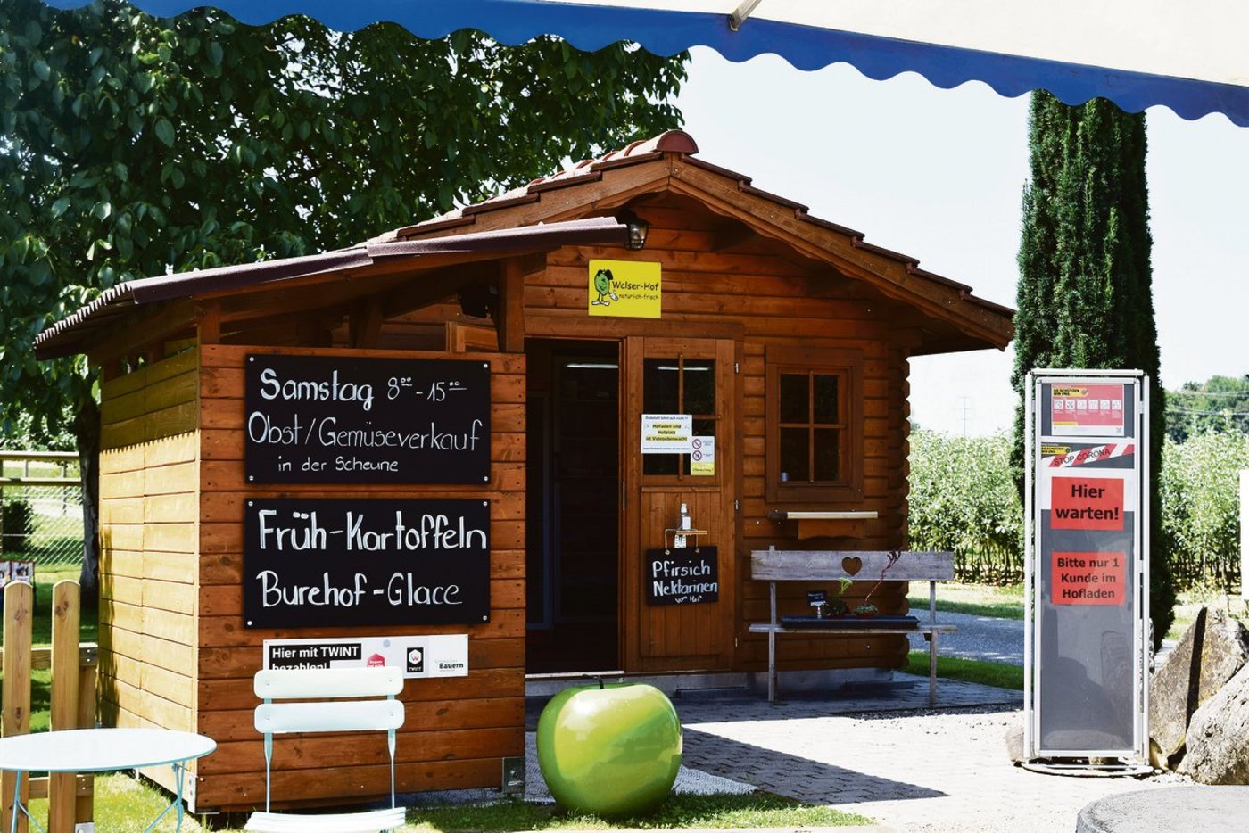 Der Hofladen von Familie Walser. Auf einem Schild an der Türe wird darauf hingewiesen, dass jeder Diebstahl angezeigt wird. (Bilder Stefanie Giger)