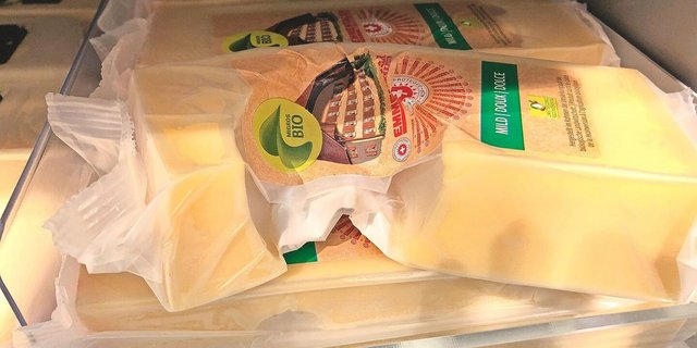 Viel Loch, wenig Käse: Bei Biomilch ist die Saisonalität mit kleinen Mengen im Sommer stärker ausgeprägt als bei konventioneller Milch.