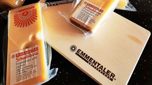 Käse aus der Emmentaler Schaukäserei wird es bald nicht mehr geben. Eine Investition in die veraltete Anlage lohne sich nicht mehr und die Fabrikation sei defizitär, wird der Schritt begründet.