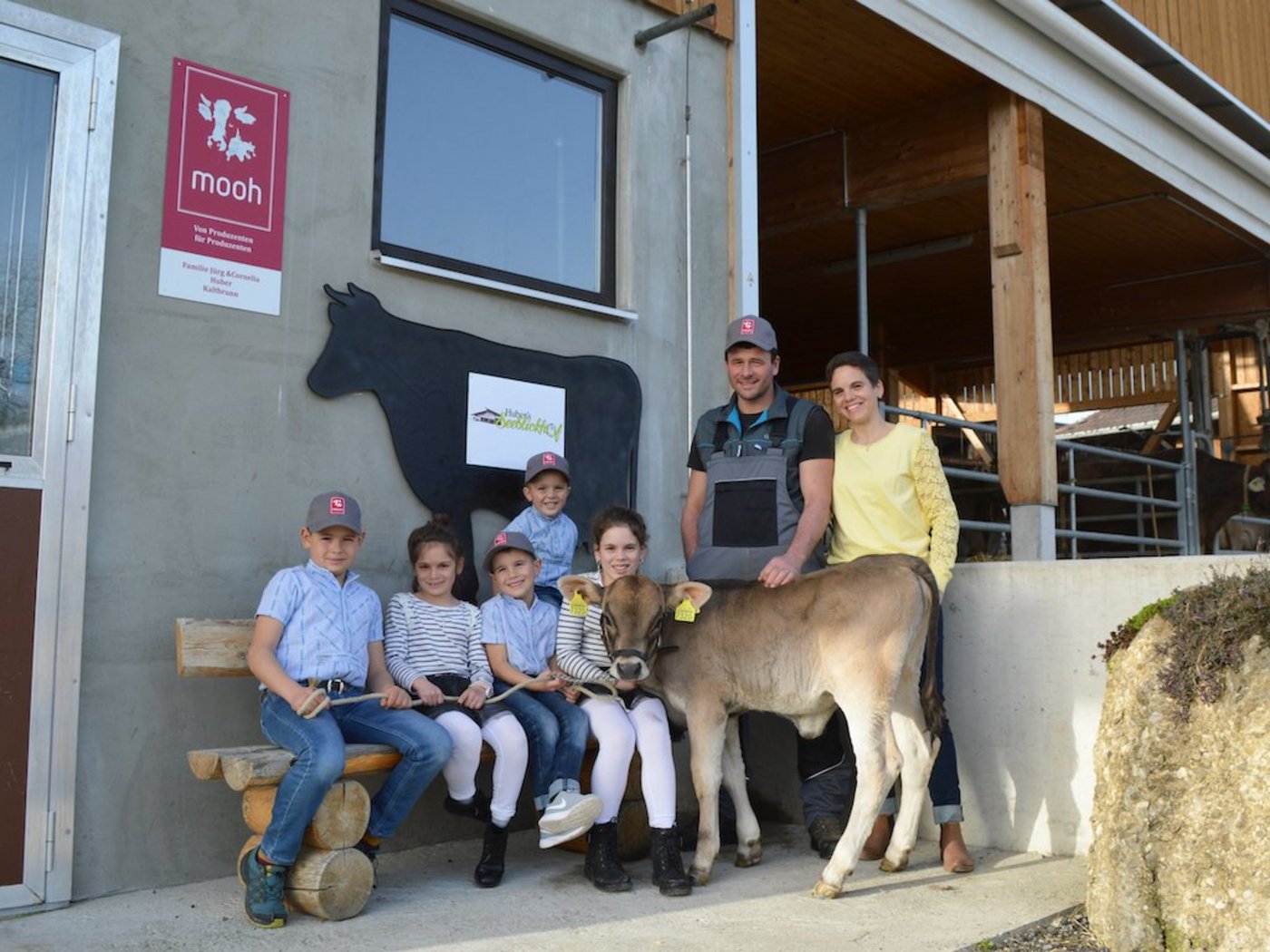 Familie Huber hat beim Hoftafel-Wettbewerb unter den Mooh-Mitgliedern ein Kalb gewonnen. Jürg Huber schätzt die Organisation als verlässlichen Partner. (Bild Mooh)