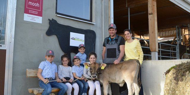 Familie Huber hat beim Hoftafel-Wettbewerb unter den Mooh-Mitgliedern ein Kalb gewonnen. Jürg Huber schätzt die Organisation als verlässlichen Partner. (Bild Mooh)