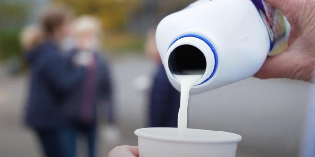 Dort, wo die Pausenmilch eingeschenkt werden durfte, gab es glückliche Kindergesichter. Etwas Normalität in schwierigen Zeiten auch für Kinder und Jugendliche sei dies, sind einige der Meinung. (Symbolbild Screenshot Video Swissmilk) 