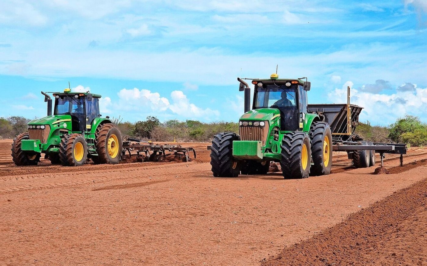 In die hier maschinell geformten Dämme kommen Kompost und später Melonensetzlinge aus eigener Produktion.