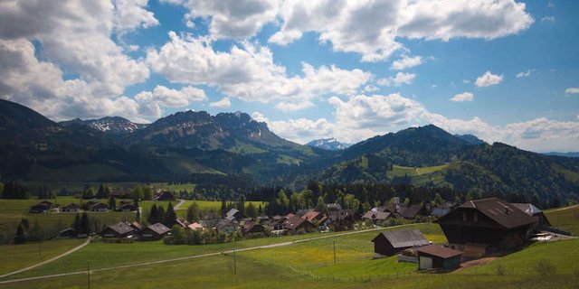 Die diesjährige Kampagne der Schweizer Berghilfe konzentriert sich auf Erneuerbare Energien, z. B. Holz zum Heizen aus der Region. (Bild zVg)