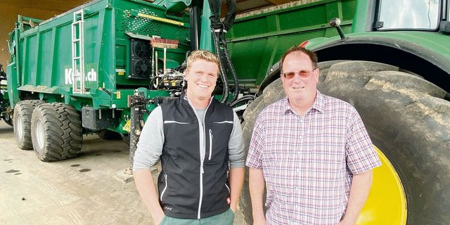 Christian Kuhn und sein Geschäftsführer Jan Müller (l.): Die beiden Köpfe der Kuhn GmbH haben sich unter anderem auf das Führen und Verteilen von Kompost spezialisiert. Im Hintergrund der auf die eigenen Bedürfnisse abgestimmte Zetter. 