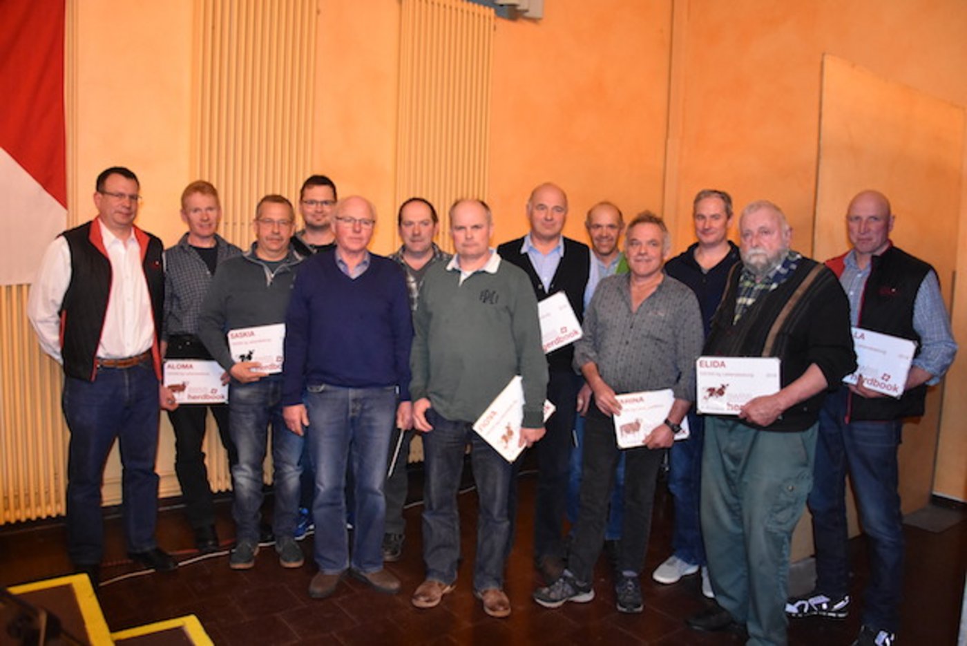 Die Besitzer der 100 000er Kühe wurden durch Swissherdbook-Direktor Matthias Schelling (links) geehrt.