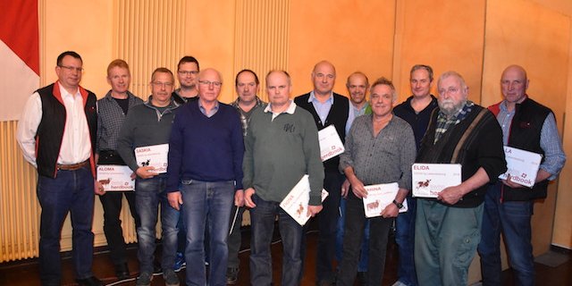 Die Besitzer der 100 000er Kühe wurden durch Swissherdbook-Direktor Matthias Schelling (links) geehrt.