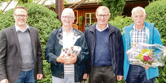 Hans Ulrich Sturzenegger folgt auf Fritz Meier als Revisor, Ernst Kocher löst Hansjörg Schmid als Präsident der ZLBG ab (v.l.). Es fehlt Martina Schmid. (Bild Roland Müller)