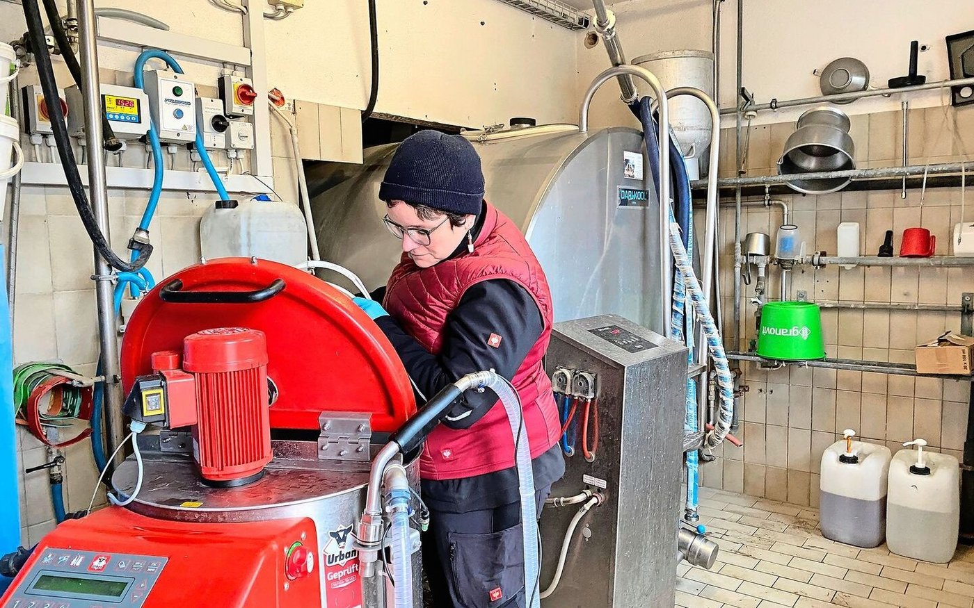 Judith Dörig im Milch-Räumchen: Die Bäuerin arbeitet auf dem Betrieb überall dort mit, wo sie gebraucht wird.