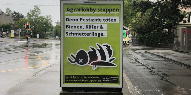 Plakate wie dieses sind seit Anfang Woche vielerorts zu sehen. Es gehört zur neuen Kampagne «Agrarlobby stoppen».   (Bild jw)