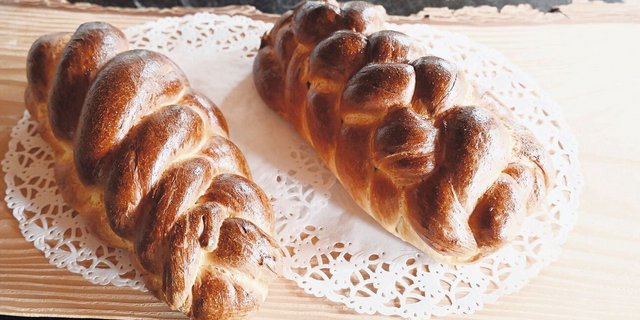 Barbara Kunz mag etwas dunklere Zöpfe. Für sie sollen die Zöpfe nach dem Backen so aussehen, links ein Fünf-Strang-Zopf, rechts ein Exemplar mit acht Strängen geflochten (siehe Bildanleitung unten). 