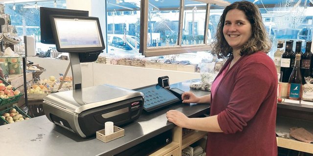 Daniela Hadorn, Geschäftsführerin des «Gnuss Buur», ist sichtlich zufrieden mit ihrem neuen Kassensystem.