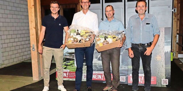 Johannes Meier, Präsident Junglandwirte Graubünden-Glarus, diskutierte mit Nationalrat Martin Candinas, Biologe Marcel Züger und Thomas Roffler (v. l. n. r).