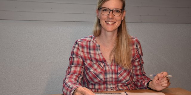 Karin Stooss-Pfister ist es bei administrativen Arbeiten wohl. Sie sieht den Fachausweis als Alternative zur Bankkarriere. (Bild Barbara Heiniger)