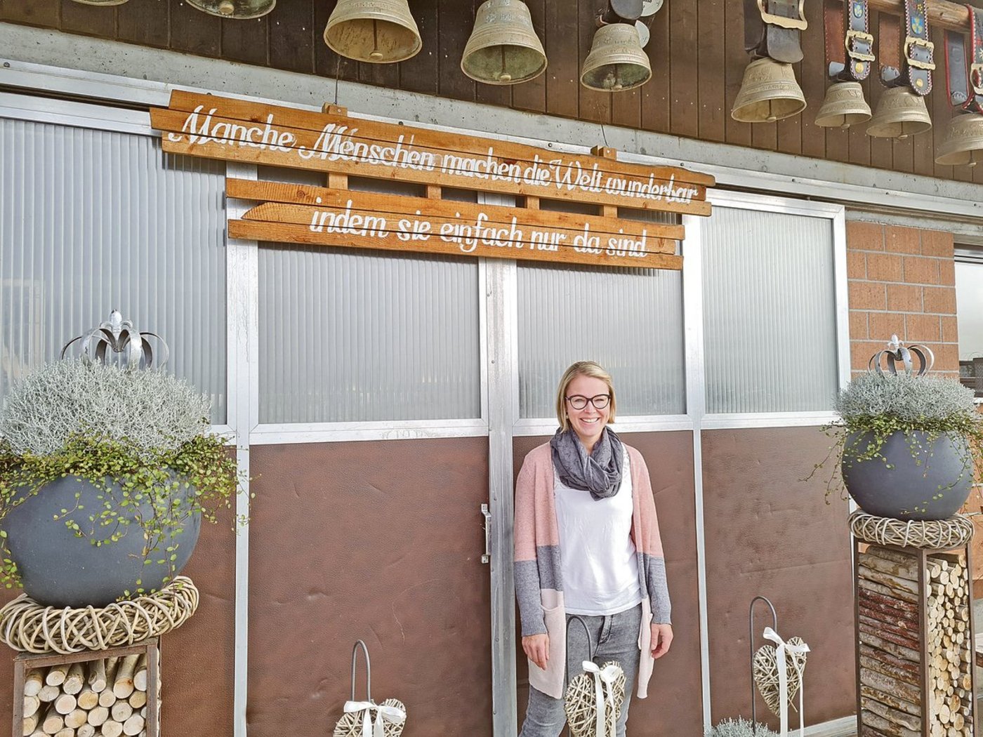 Yvonne Ettlin ist voller Begeisterung Mutter, Floristin und Bäuerin. Das Hofgastro bereitet ihr sehr viel Freude. Die Dekorationen mache sie selber.(Bild Franziska Jurt)