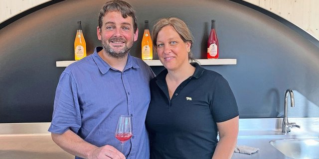 Christoph und Debora Bär mit ihren sortenfreien Bio-Apfelsäften im Hintergrund.