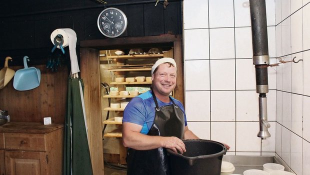 Roland Brunner verarbeitet an seinem Kupferkessi 270 Liter Milch zu Bergmutschli. Bereits seinen dreissigsten Alpsommer verbringt er auf der Alp Heubühlen.