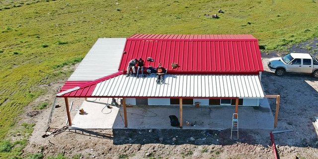 Dank Freunden aus der Schweiz entstand ein Vordach mit einer Struktur aus Holz und einem Dach aus Isopanel.