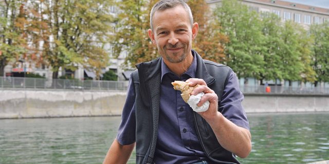 Urs Brändli beim Mittagessen an der Limmat in Zürich; zu essen gibts ein Bio-Sandwich aus dem Migros-Bio-Take-away vom Bahnhof Zürich. (Bild Tamara Wülser)