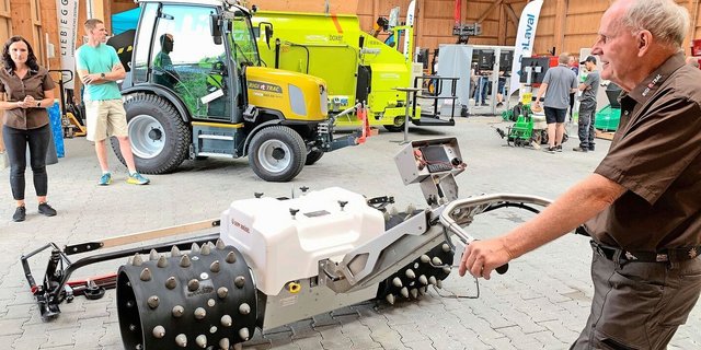 Sepp Knüsel präsentiert den voll elektrischen Motormäher Alpin 10 von Xelom aus dem Südtirol, den die Firma Sepp Knüsel AG aus Küssnacht seit diesem Sommer vertreibt. Links im Bild Geschäftsführerin Therese Beutler-Knüsel. 