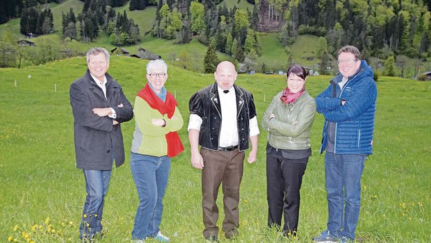 Der Gastgeber und Moderator Ernst Wandfluh (Mitte) hat zum Podium zur Trinkwasser-Initiative eingeladen (v. l. n. r.): Jürg Grossen, Regina Fuhrer, Christine Badertscher und Albert Rösti. (Bild pf)