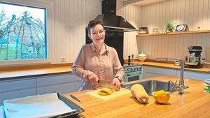 Rahel Brütsch kocht täglich für bis zu 13 Personen. Die Mahlzeiten lange im Voraus zu planen, hat sich nicht bewährt. Daher setzt sie auf eine gut gefüllte Vorratskammer.  