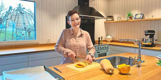 Rahel Brütsch kocht täglich für bis zu 13 Personen. Die Mahlzeiten lange im Voraus zu planen, hat sich nicht bewährt. Daher setzt sie auf eine gut gefüllte Vorratskammer.  