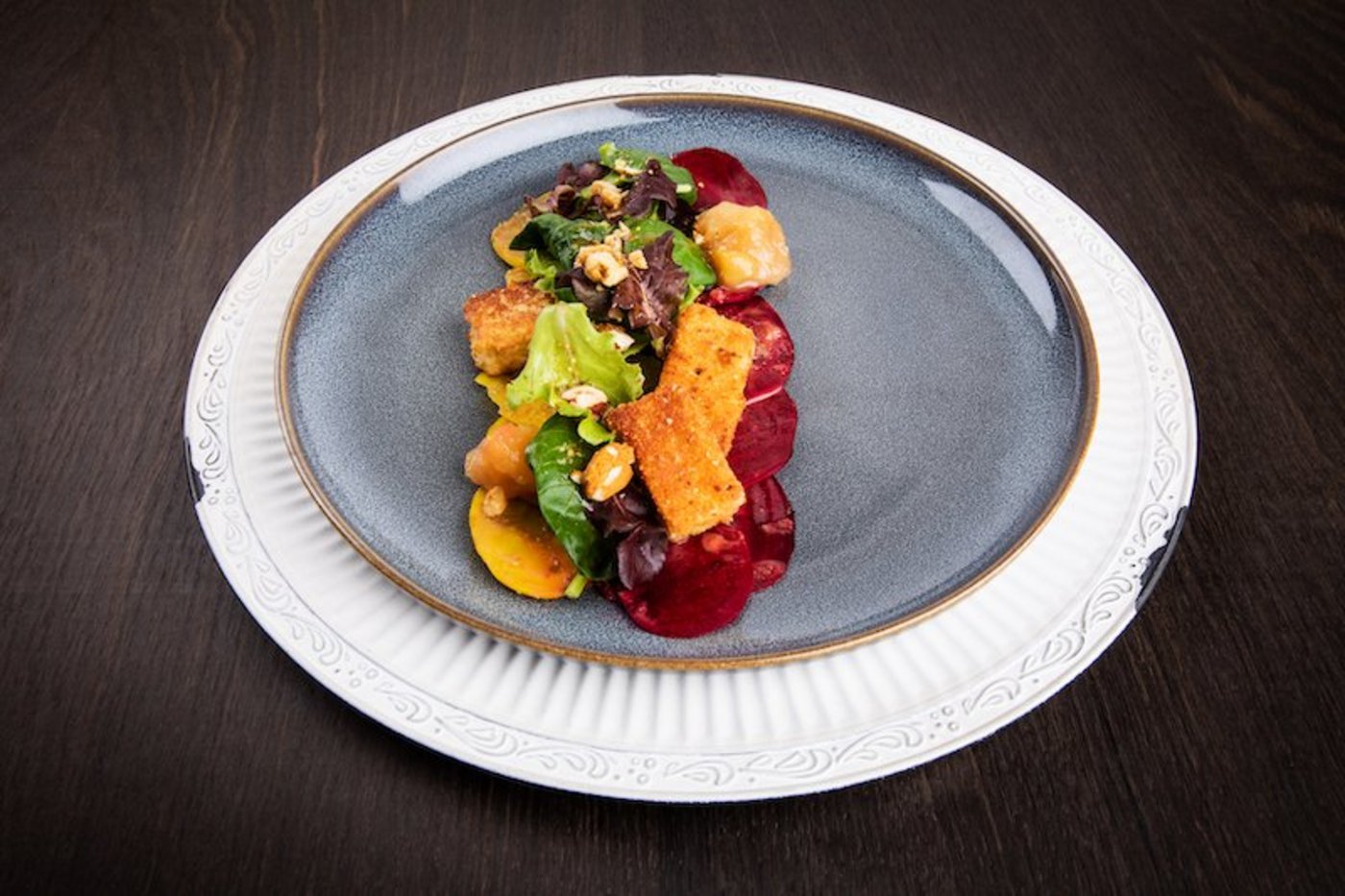 Panierter Milchziger mit Apfelchutney auf einem Salat à la Barbara. (Bild Ueli Christoffel/SRF)