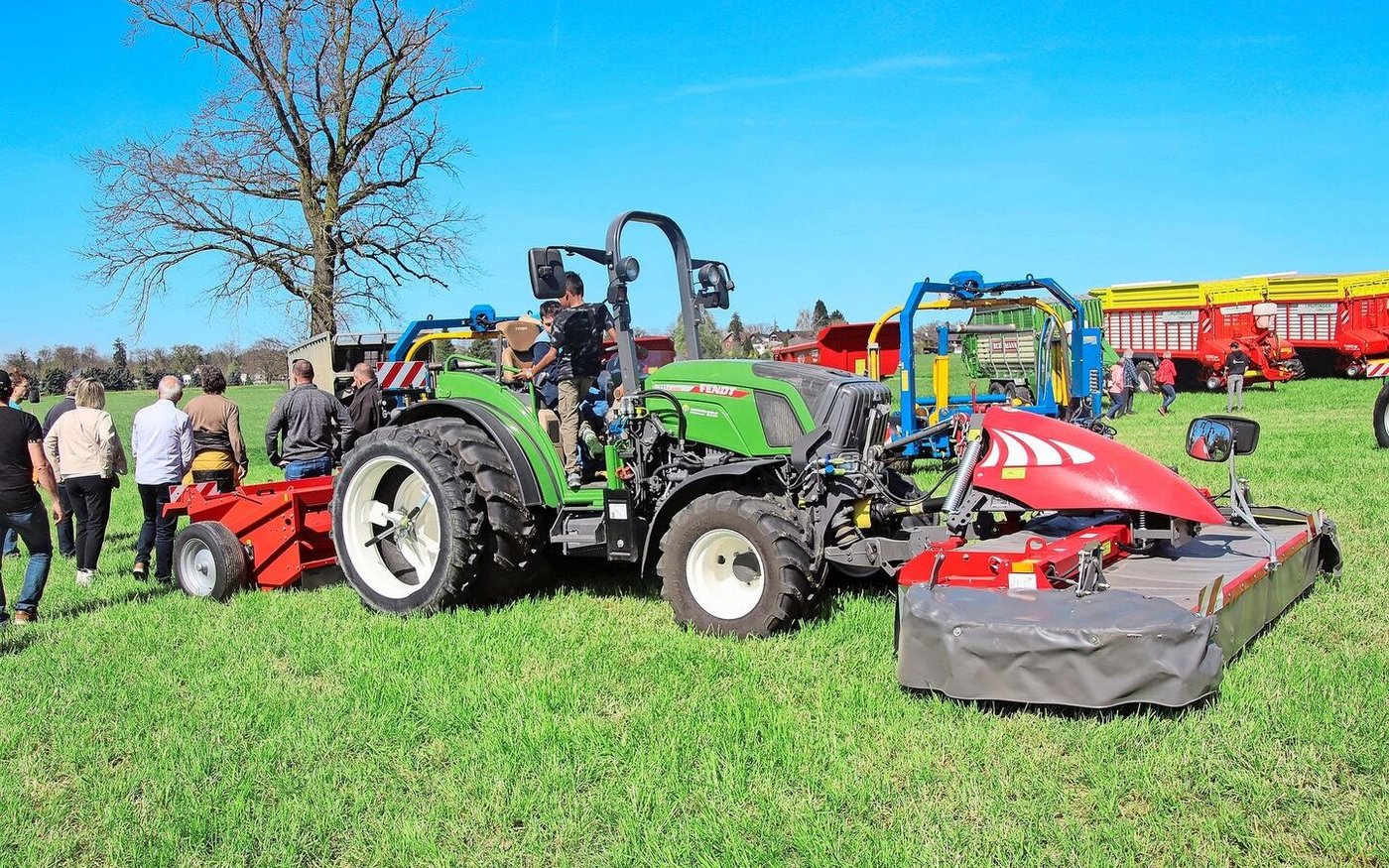 Der Maschinenbetrieb Haffa ist auch im Futterbau aktiv, wie am Tag der offenen Tür zu sehen war, und setzt die Mähwerke auch für Schilfbestände ein. 