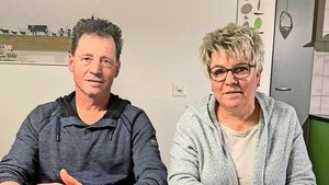 Hans-Peter und Christine Bigler laden jeweils mit ihren Nachbarn Robert und Elisabeth Riesen (nicht auf dem Bild) zum Brunch.