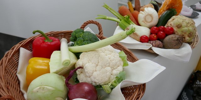 Die falsche Lagerung ist ein grosser Vitaminkiller, frisches Gemüse deshalb möglichst sofort verwenden oder tiefkühlen. Auch im Kühlschrank sinkt der Vitamingehalt mit der Lagerdauer. (Bilder Monika Neidhart)