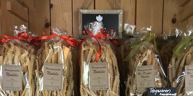  Individuell und schön gestaltete Etiketten verleihen den Hof-Produkten eine eigene Handschrift. (Bild mih)