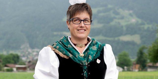 Pia Enz trägt ihre Tracht mit grossem Stolz: "Sie ist kein Modegag, sondern hat tiefe Wurzeln."  Die gehäkelte Haube, welche verheiratete Frauen tragen, ist charakteristisch für Obwalden.  (Bild zVg)