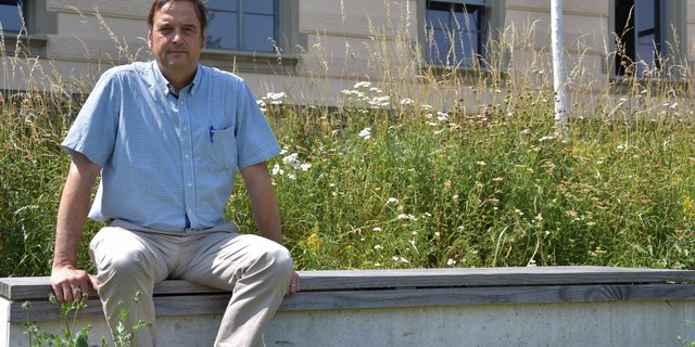 Olivier Félix ist für die Koordination des Aktionsplans Pflanzenschutzmittel beim BLW verantwortlich. Der Bund gebe die Massnahmen vor, damit die Ziele schneller erreicht würden, sagt er. (Bild Katrin Erfurt)