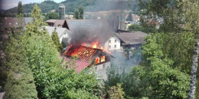 Das betroffene Gebäude ist von Wohnhäusern umgeben. (Bild Kantonspolizei Aargau)